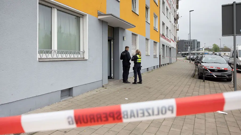 Polizisten-stehen-vor-dem-Haus-in-Duisburg