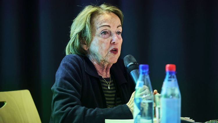 Eva Umlauf spricht im Januar im bayrischen Germering vor Schülern über ihre Familiengeschichte. 