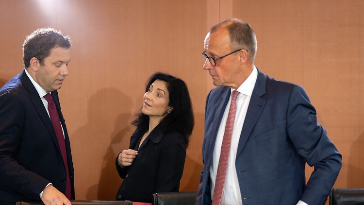 Müssen aus Sicht vieler Ökonomen nachlegen, um die deutsche Wirtschaft zu stärken: Kanzler Merz, Wirtschaftsministerin Reiche und Finanzminister Klingbeil.