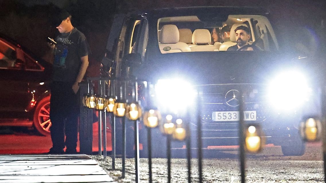 Selbst Hollywood-Superstar Leonardo DiCaprio bleibt auf Ibiza nicht von einer Polizeikontrolle verschont.