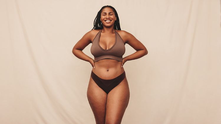 Die Bikini-Trends 2025 setzen auf Farbe, Muster und Schnitte, die Kurven feiern.