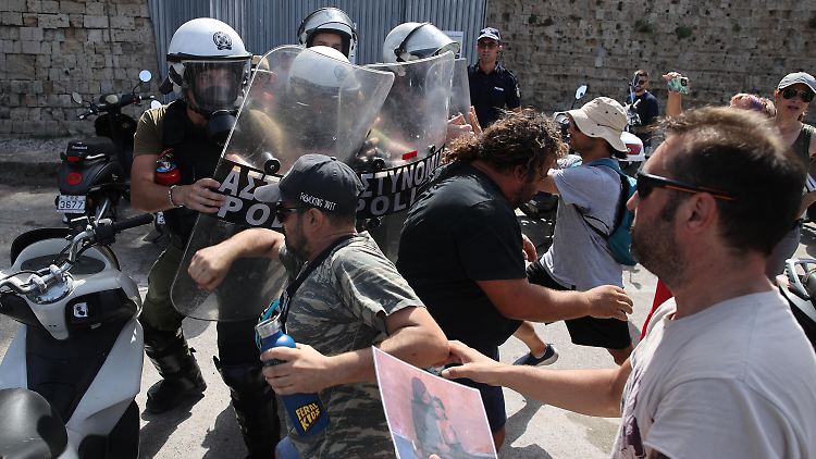 Polizisten greifen bei einer Demonstration gegen das Anlegen der "Crown Iris" auf Rhodos Ende Juli ein. 