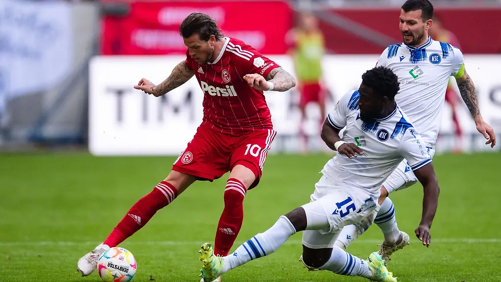 Karlsruhes-Stephan-Kofi-Ambrosius-r-und-Duesseldorfs-Daniel-Ginczek-kaempfen-um-den-Ball