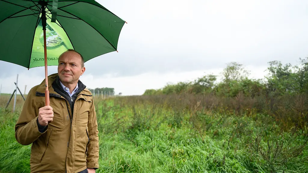 Wolfram-Guenther-Buendnis90-Die-Gruenen-Umweltminister-von-Sachsen-geht-mit-seinem-Regenschirm