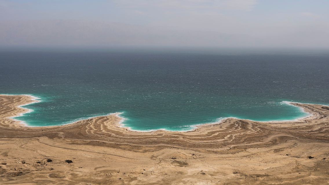 Das Tote Meer liegt am tiefsten begehbaren Punkt der Erde  - etwa 430 Meter unter dem Meeresspiegel.