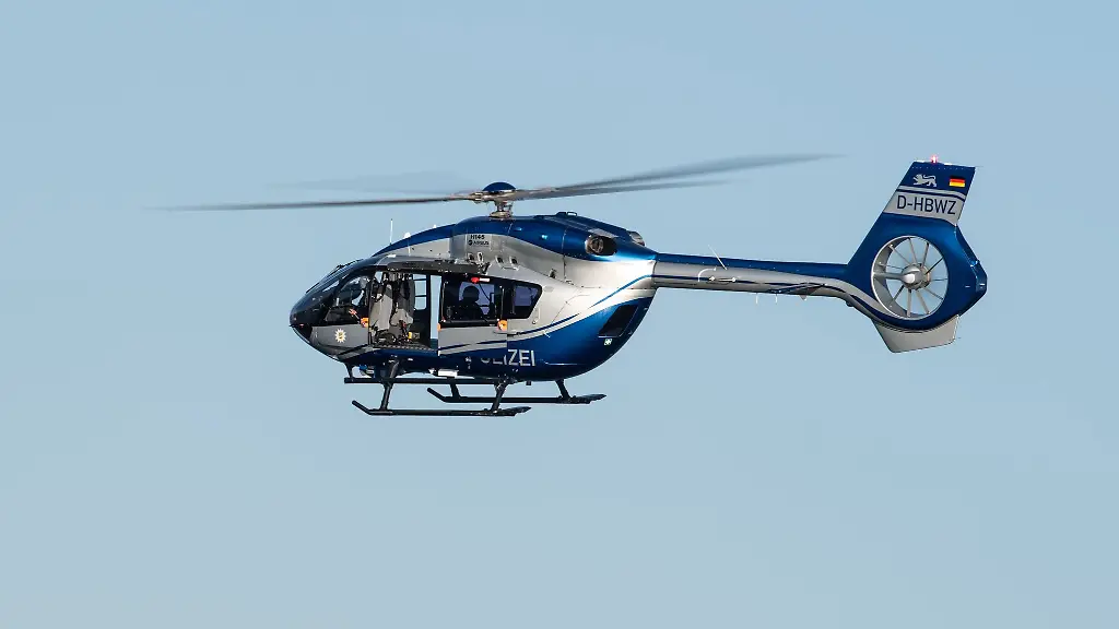 Ein-Polizeihubschrauber-fliegt-im-Rahmen-eines-Trainings-ueber-ein-Gewaesser