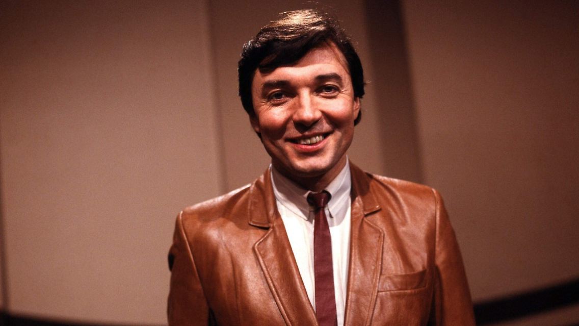 Karel Gott wurde mit Hits wie "Biene Maja", "Lady Carneval" und "Einmal um die ganze Welt" berühmt. Er stand mehr als sechs Jahrzehnte lang auf der Bühne und verkaufte im Laufe seiner Karriere Schätzungen zufolge mehr als 50 Millionen Tonträger.