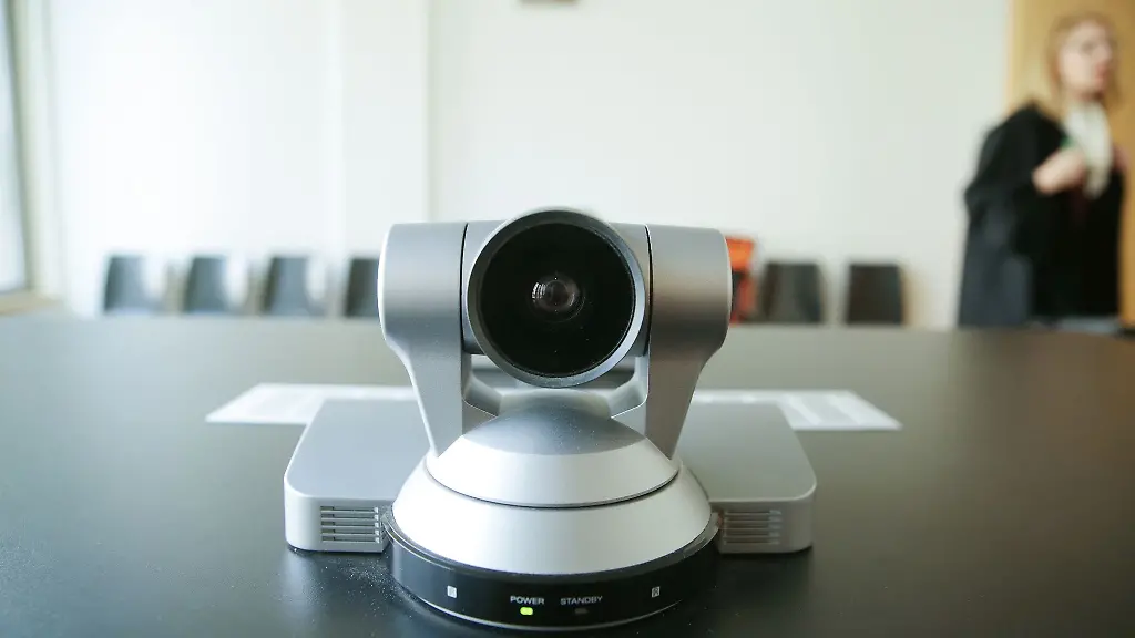 Eine-Videokamera-steht-in-einem-Gerichtssaal