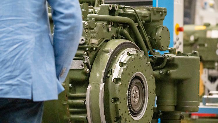 Der Panzergetriebe-Hersteller hat zuletzt dank der anhaltend hohen Nachfrage aus der Rüstungsindustrie seinen Wachstumskurs im ersten Halbjahr fortgesetzt.
