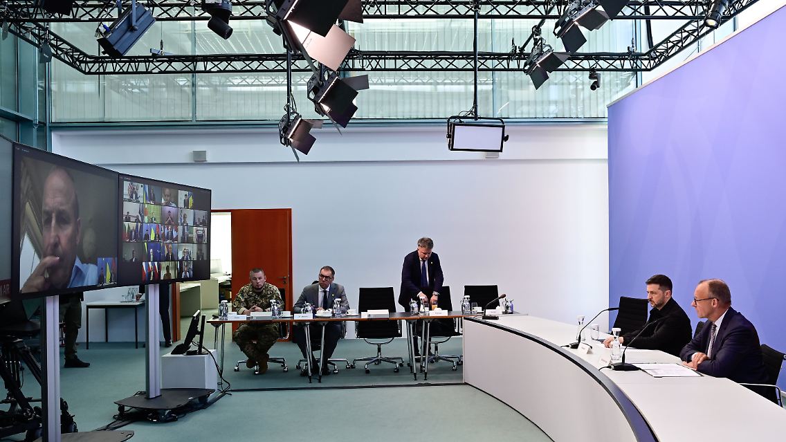 Selenskyj nahm nicht von Kiew aus an der Videoschalte teil, sondern als Gast im Kanzleramt - auch das ein Symbol.