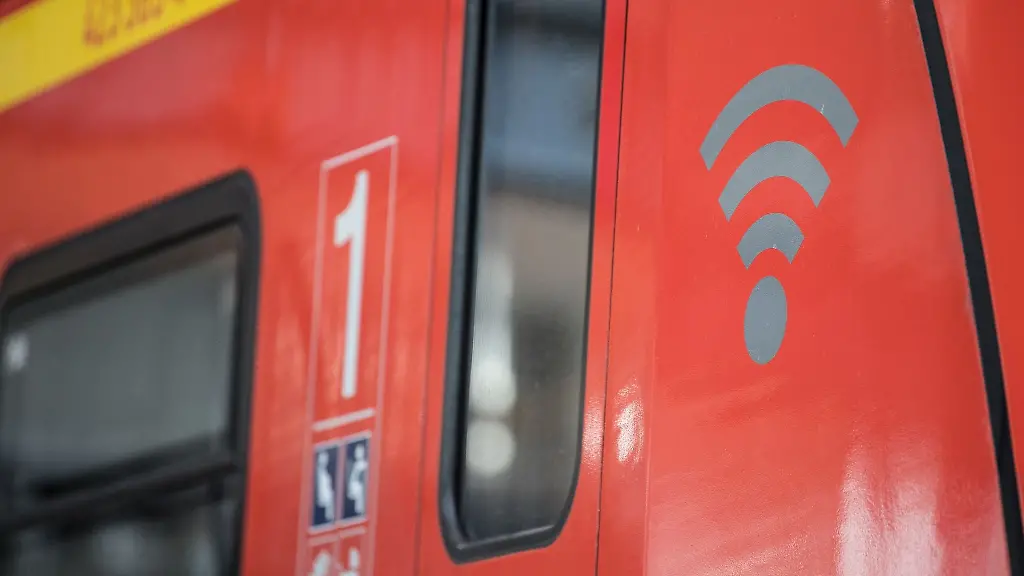 Ein-WLAN-Logo-steht-auf-einer-S-Bahn