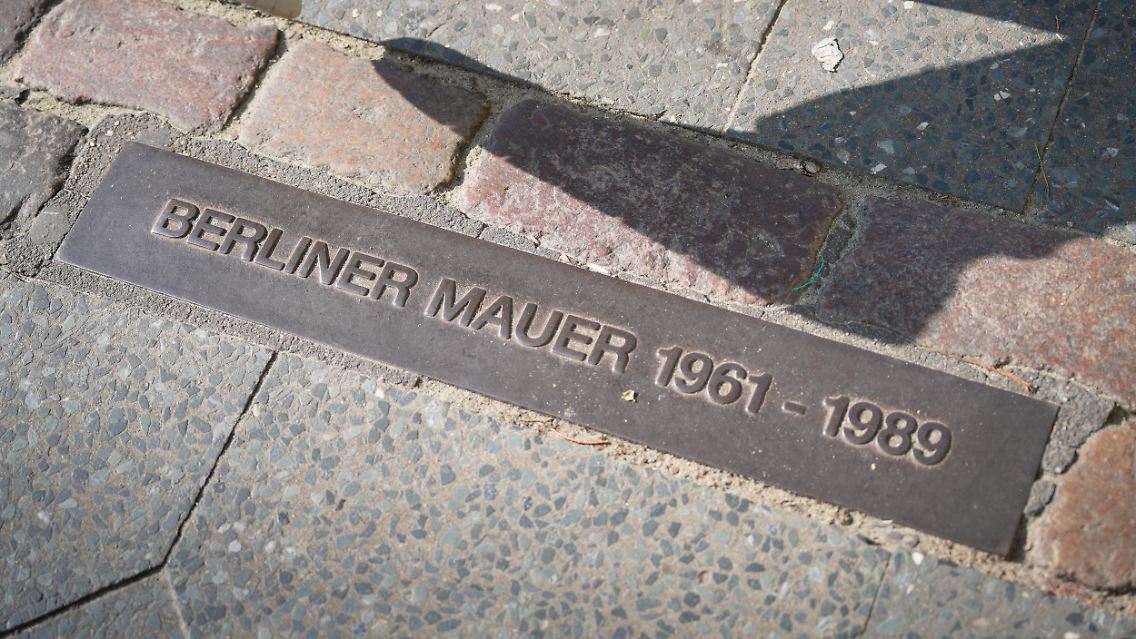 In der Friedrichstraße nahe dem ehemaligen deutsch-deutschen Grenzübergang erinnert heute ein Schild an den Grenzverlauf.