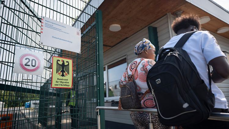 Eingang einer Erstaufnahmeeinrichtung in Neustadt.