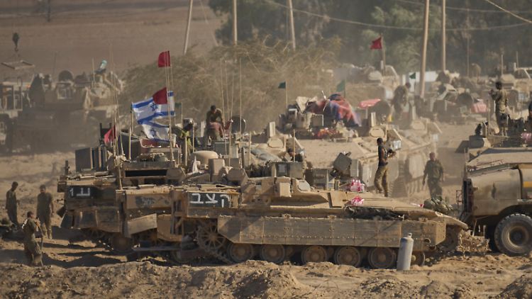 Israelische Panzer in der Nähe der Grenze zum Gazastreifen. 