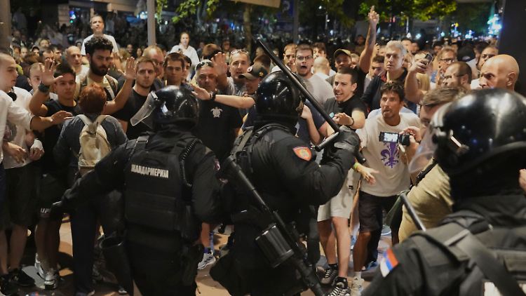 Polizisten trennen Demonstranten von den gegnerischen Lagern während Protesten in Belgrad.