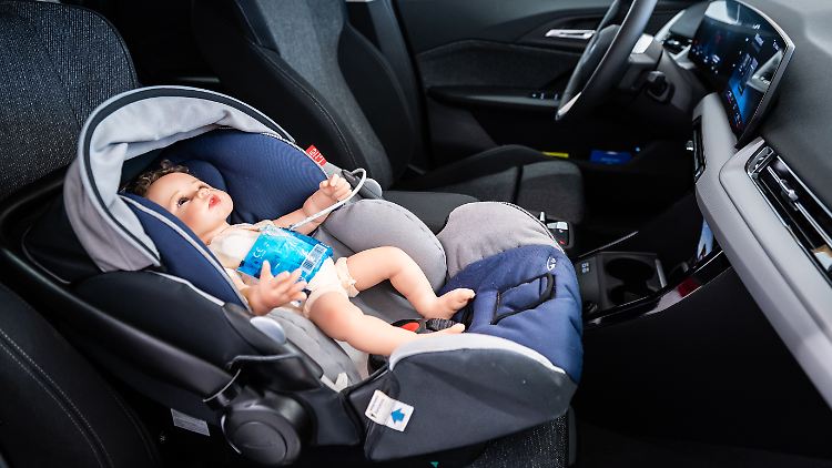 Eine Puppe testet in einem SUV mit Marquardt-KI-System und Sensoren, die Hitzetode von Kindern im Auto verhindern sollen.