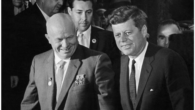 Chruschtschow und Kennedy während ihres Treffens in Wien 1961. Die Beziehung zwischen Moskau und Washington verschlechterte sich damals trotz des Gipfels weiter. 