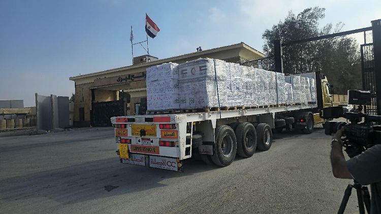 Ein Lastwagen vor dem Grenzübergang Rafah. 