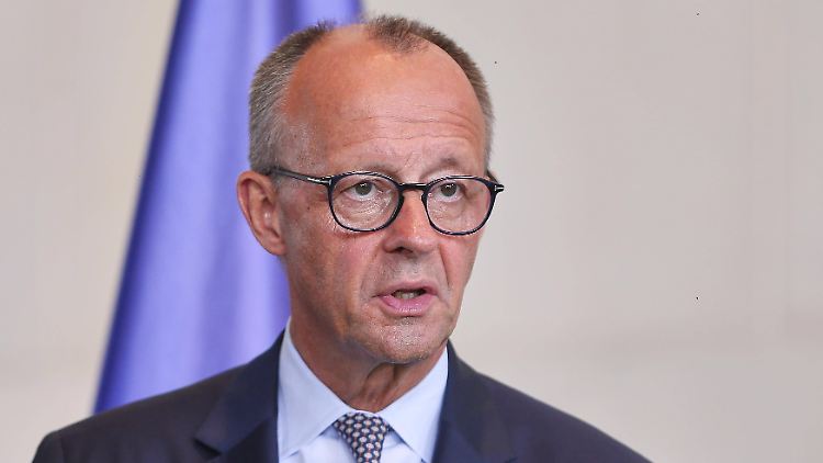 Die meisten Deutschen halten Friedrich Merz im Vergleich zu seinem Vorgänger Olaf Scholz einer Umfrage zufolge nicht für den besseren Kanzler. 