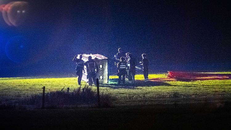 Rettungskräfte sind am Unfallort eines abgestürzten Heißluftballons im Einsatz. 