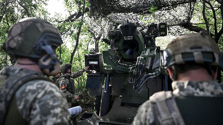 Ukrainische Soldaten einer Artilleriebrigade sind in Richtung Pokrowsk im Einsatz. 