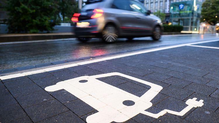 Im ersten Halbjahr wurden weniger Autos neu zugelassen. (Symbolbild)