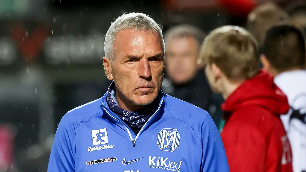 Meppens-Trainer-Ernst-Middendorp-steht-im-Stadion