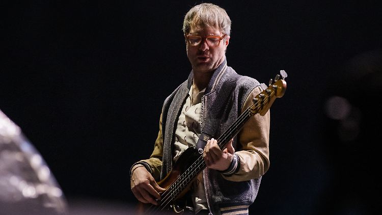 War rund 26 Jahre Teil von Maroon 5: Mickey Madden.