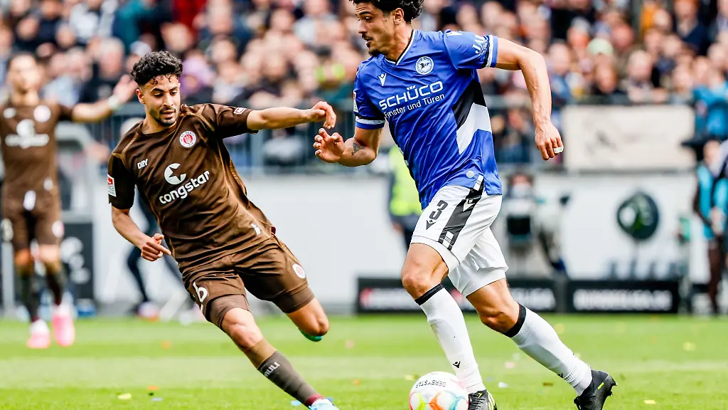 St-Paulis-Elias-Saad-l-und-Bielefelds-Guilherme-Ramos-kaempfen-um-den-Ball