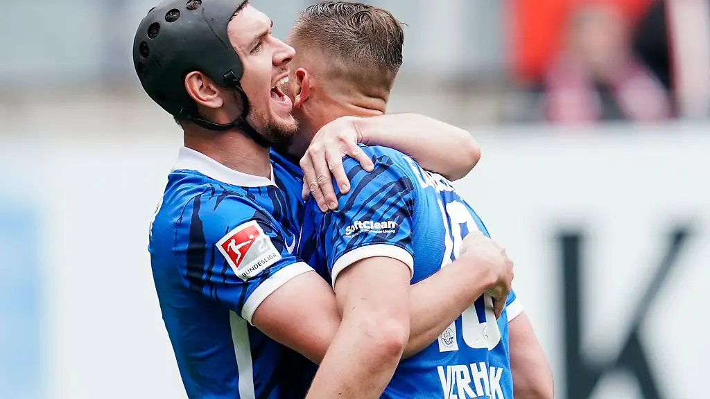 Rostocks-Damian-Rossbach-l-und-John-Verhoek-freuen-sich-ueber-den-Sieg