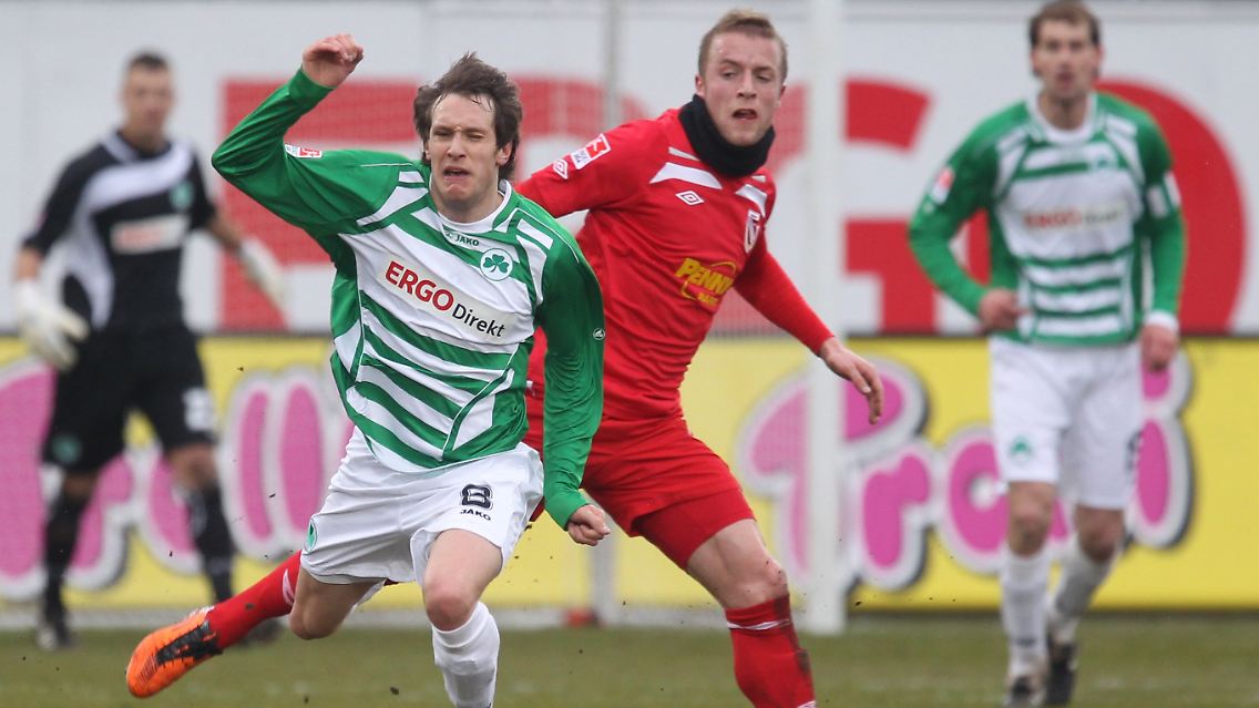 Der Fürther Stephan Fürstner (l) kämpft mit dem Cottbuser Daniel Adlung um den Ball.