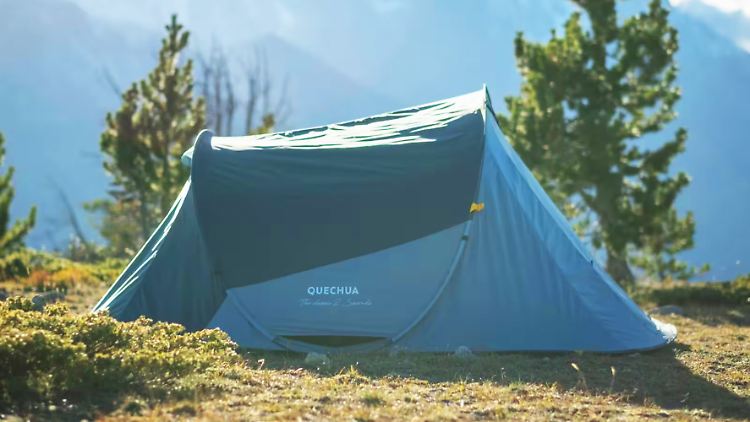 Das Quechua 2 Seconds ist ein selbstaufbauendes Wurfzelt für zwei Personen – aktuell ist es im Preis reduziert.