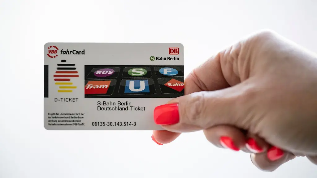 Die-Hand-einer-Frau-haelt-eine-Deutschlandticket-Chipkarte-in-der-Hand