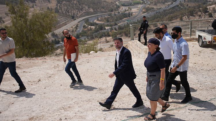 Der israelische Finanzminister Smotrich (m.) präsentierte neue Pläne für Siedlungen. 