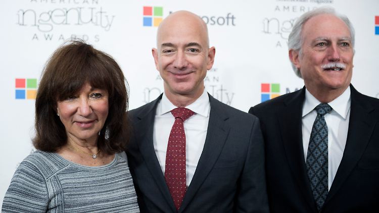 Jeff Bezos mit seiner Mutter Jackie und ihrem Ehemann Mike. 