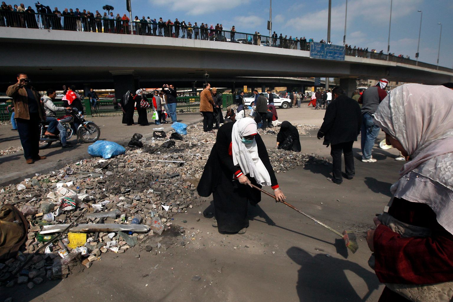 Am Tag danach feiern viele Menschen auf dem Tahrir-Platz in Kairo immer noch. 