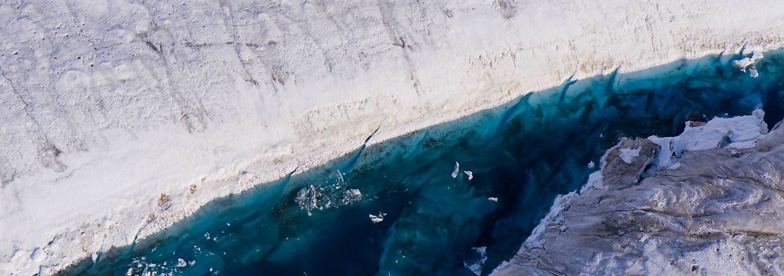 Plötzlich bricht Wasser durch - und hinterlässt meterbreite Kanäle im Eis in Grönland.