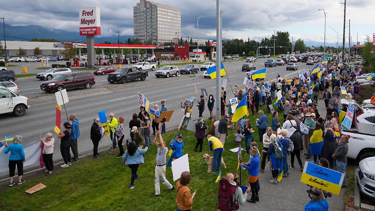 "We stand with Ukraine": Die Demonstrantinnen und Demonstranten drückten ihre Solidarität für das von Russland angegriffene Land aus.
