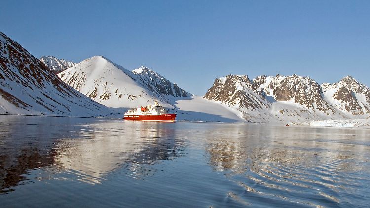 Das Forschungsschiff "Polarstern" 2019 bei seiner Arbeit am 79°N-Gletscher.