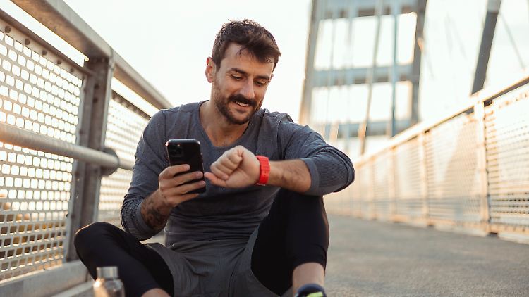 Vom günstigen Tracker bis zur High-End-Smartwatch: Technik fürs Handgelenk im Vergleich.