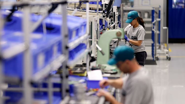 Mitarbeiter in den Produktionshallen eines Industrieunternehmens.
