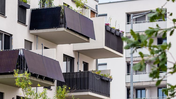 Balkonkraftwerke liegen im Trend – aber wie grün sind die kleinen Solaranlagen?