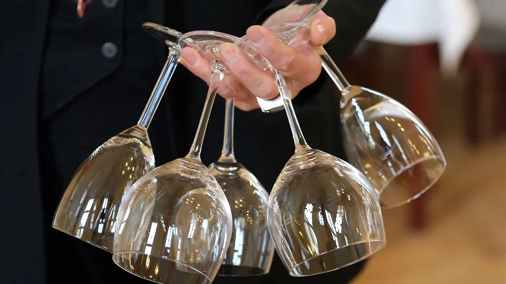 In-einem-Uebungsrestaurant-traegt-eine-Frau-am-06-11-2013-Glaeser-zu-einem-Tisch-um-ihn-einzudecken