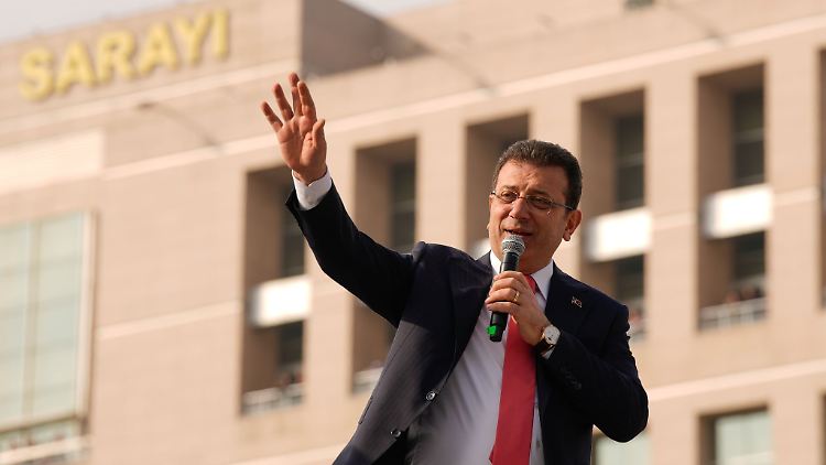 Seit der Verhaftung des CHP-Politikers Imamoglu gibt es immer wieder Razzien gegen Anhänger der größten Oppositionspartei in der Türkei. (Archivbild)