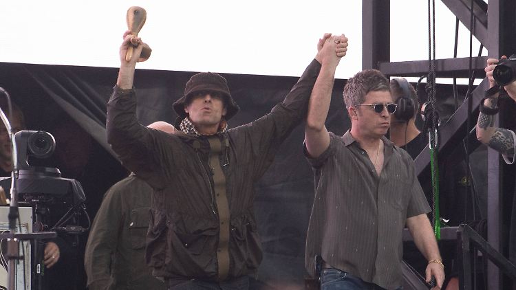 Liam (mit den Maracas) und Bruder Noel Gallagher sind wieder als Oasis auf Tour.