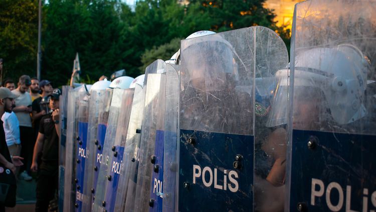 Polizisten auf einer Demonstration für den Oppositionspolitiker Imamoglu.