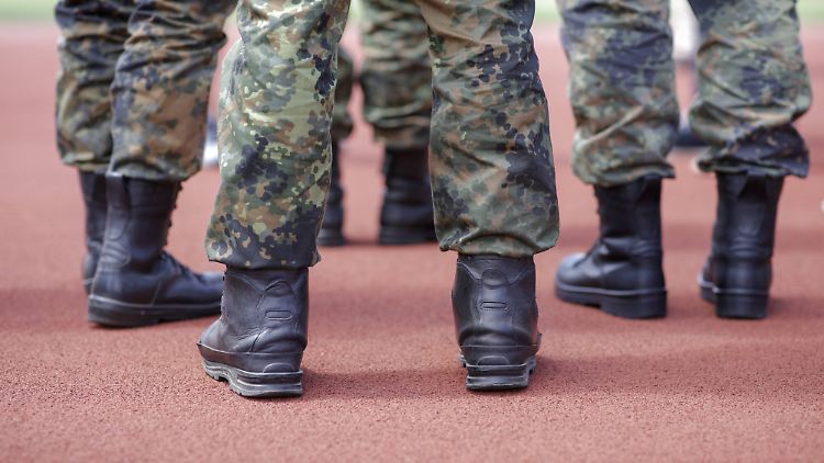 Bundeswehrsoldaten wollen bei einer Übung eine Anhöhe ausnutzen. Dumm nur: Es ist ein Grabhügel.