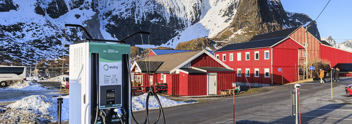 Eine Ladesäule für E-Autos in den norwegischen Bergen: In Norwegen werden kaum noch Autos mit Verbrennermotor zugelassen.
