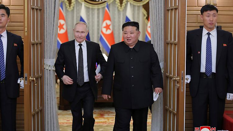 Nordkoreas Machthaber Kim Jong Un und der russische Präsident Wladimir Putin verlassen am 20. Juni 2024 das staatliche Gästehaus in Pjöngjang. 
