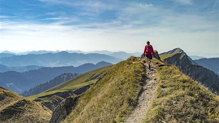 Gut ausgerüstet unterwegs: Die richtige Wanderausrüstung sorgt für Komfort, Sicherheit und unvergessliche Naturmomente.